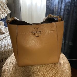 Tory Burch MCGRAW BUCKET BAG  in Tiramisu